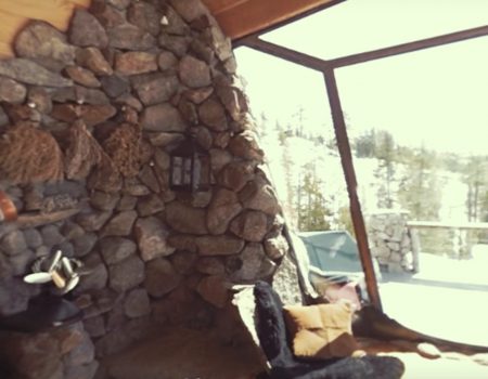 360° Video „Leben in einer kleinen wunderschönen Snowboarder-Hütte in Area 241“