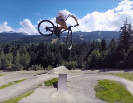 360° Video „Mountain-Bike-Park in Kanada auf ein paar Stunts mit dem Fahrrad“
